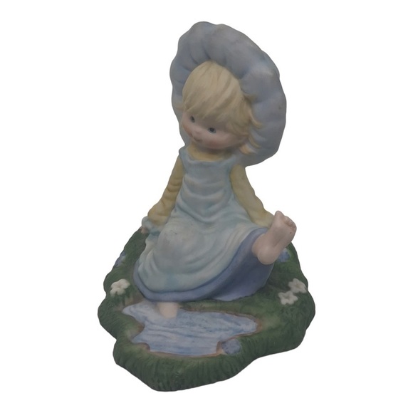 Megan and Friends Heartline Porcelain Figurine - Picture 2 of 5